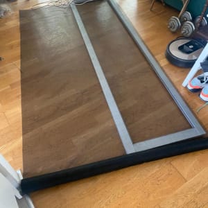 מסגרת תריס מונחת על הרצפה עם כלי עבודה