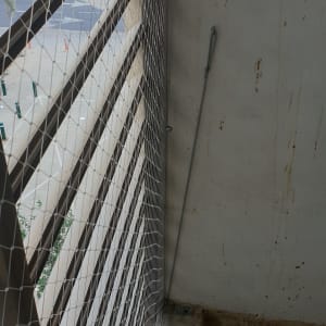 רשת מתוחה למניעת כניסת יונים במרפסת