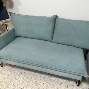 ספה ירוקה נקייה עם כריות גדולות