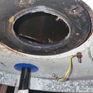 חלק תחתון של דוד שמש עם צינור וחוט חשמל