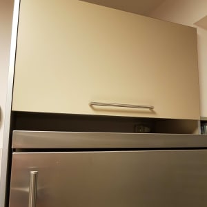 ארון מטבח עם ידית מתכת עליונה