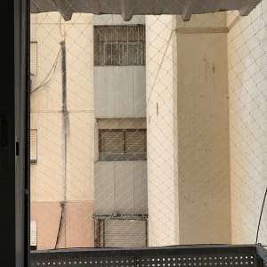 רשת למניעת כניסת יונים על חלון מרפסת