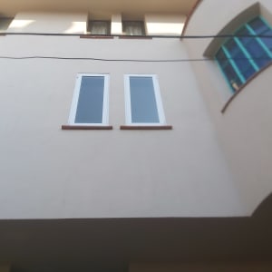 שני חלונות עם מסגרות אלומיניום על קיר בניין