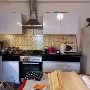 מדבקות צבעוניות, ניירות, מטבח עם תנור ומדפים