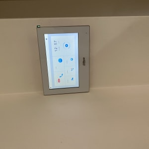 מסך מגע של מערכת אבטחה מותקן על קיר