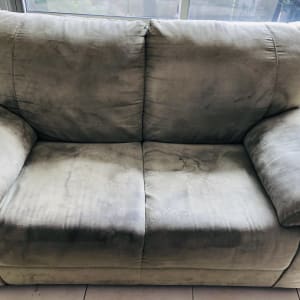 ספה עם כתמים כהים על הריפוד