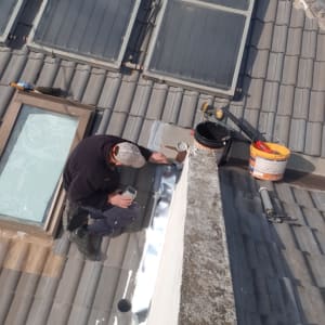 אדם עובד על גג עם לוחות סולאריים