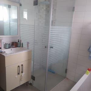 מקלחון זכוכית עם ראש מקלחת עגול