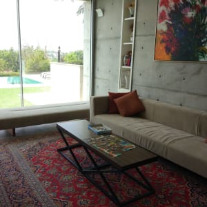 ספה עם כריות על שטיח צבעוני