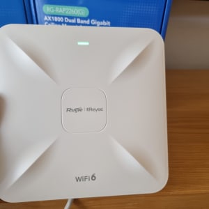 נתב Ruijie Reyee WiFi 6 על מדף עץ