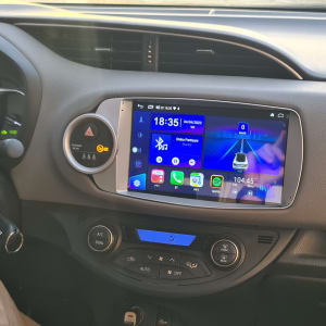 מערכת מולטימדיה ברכב עם מסך מגע