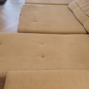 ספה בהירה עם כתמים קלים על המושב