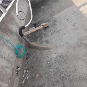 צינור מיזוג אוויר על גג בטון עם חיבורי צנרת