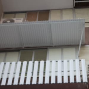 מרפסת עם תריסי אלומיניום לבנים