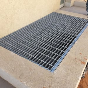 רשת מתכת גדולה על משטח בטון