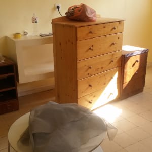 קיר צבוע בצבע צהוב עם סימני צבע