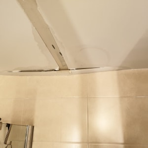 תקרה עם סימני רטיבות ונזילה ליד מזגן