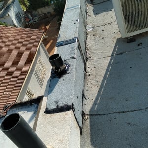 איטום גג עם יריעות ביטומניות וצינורות פלסטיק