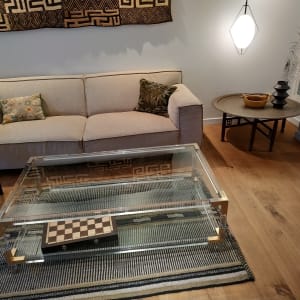 רצפת פרקט עץ בסלון מודרני עם שולחן זכוכית