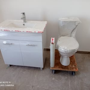 אסלה וארון אמבטיה עטופים בניילון למעבר דירה