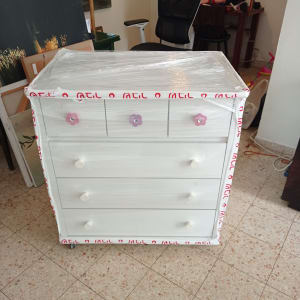 שידה עטופה בניילון למעבר דירה