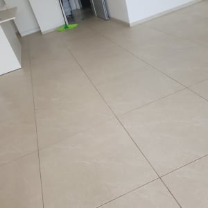 מגב ירוק על רצפה נקייה בחדר