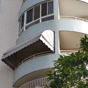מעקה אלומיניום במרפסת בניין