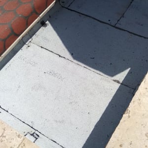 משטח איטום גג עם יריעות ביטומניות אפורות