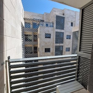 רשת מתכת מותקנת על מרפסת למניעת כניסת יונים