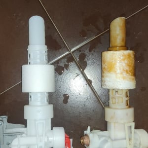 שני שסתומים לבנים על רצפה חומה, אחד חדש ואחד ישן.