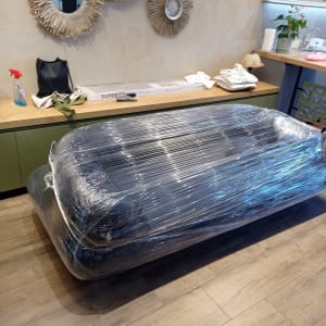 רהיט עטוף בניילון מוכן להובלה