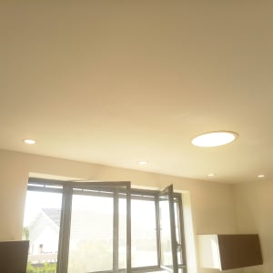 תקרה עם גופי תאורה שקועים ותאורה מרכזית