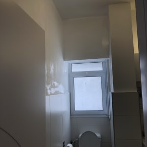 קיר צבוע טרי בחדר אמבטיה עם חלון