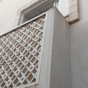 רשת למניעת כניסת יונים על חלון בניין