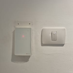 מתג חשמלי ולוח בקרה על קיר לבן