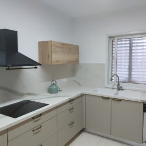 מטבח משופץ עם ארונות חדשים וכיריים חשמליים