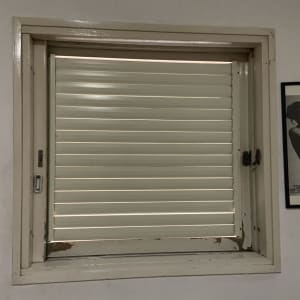 תריס אלומיניום סגור בתוך מסגרת חלון