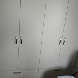 ארון בגדים עם דלתות ומגירות