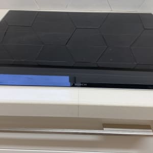 כיריים על משטח שיש בהיר במטבח