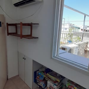 מדף עץ ריק על קיר לבן