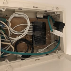 ארון תקשורת עם כבלים ומתג רשת