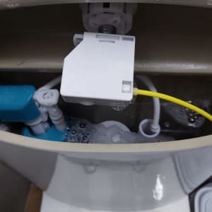 מיכל הדחה פתוח עם חלקים פנימיים וצינור צהוב