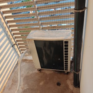 רשת מונעת כניסת יונים ליד מזגן חיצוני