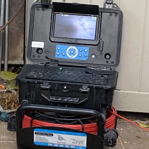 מכשיר איתור נזילות עם מסך ותוף כבל אדום