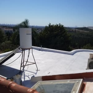 גג עם דוד שמש ומערכת סולארית