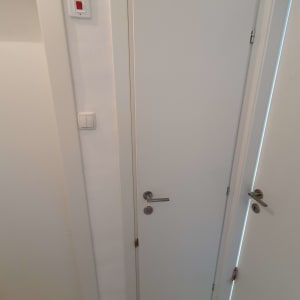 דלתות חדשות עם ידיות מתכת מותקנות