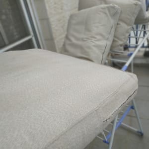 כריות ספה מונחות לייבוש על מתקן כביסה