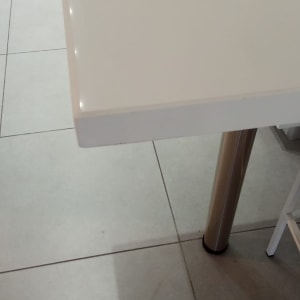 שולחן שיש לבן עם רגל מתכת עגולה