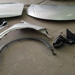 חלקי רכב מפורקים על רצפת בטון