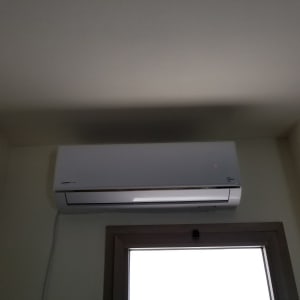 מזגן מותקן על קיר מעל חלון